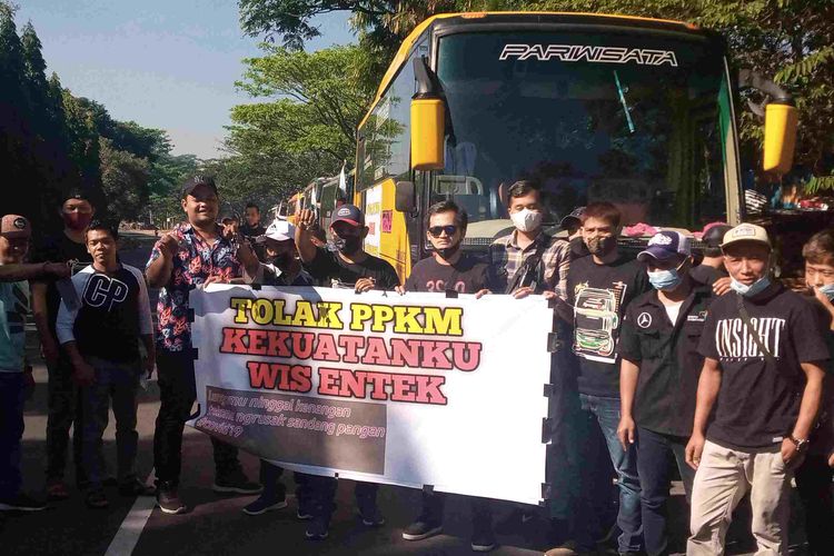 Pengusaha transportasi pariwisata dan kru mengibarkan bendera putih dan aksi lempar kunci karena terdesak leasing.