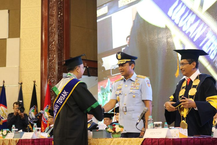 Unsurya Kukuhkan 414 Lulusan dan 2 Guru Besar, Dua Wisudawan Raih IPK 4,00