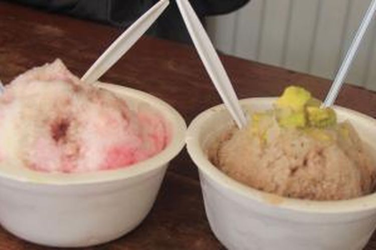 Es Alpukat dan Es Aneka Buah di Kedai Es Bun Tin Pasar Lama, ada sebelas pilihan sirup yang bisa ditambahkan untuk menambah sensasi rasa