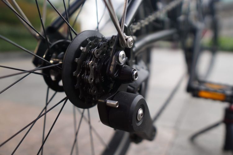 Kunci inggris tak diperlukan lagi untuk membuka roda Brompton, berkat penggantian as roda pada varian P-Line yang menggunakan kunci hexagonal.