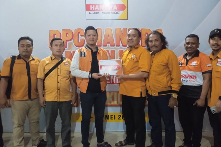 Aria Tri Putra Tya menyerahkan berkas pendaftaran Bacawabup Nganjuk di DPC Partai Hanura Kabupaten Nganjuk, Jumat (24/5/2024).