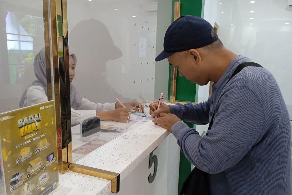 Salah satu nasabah saat bertransaksi di Pegadaian CP Nganjuk, Senin (22/9/2025)