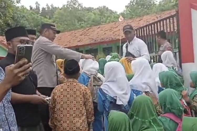 Siswa kembali ke sekolah