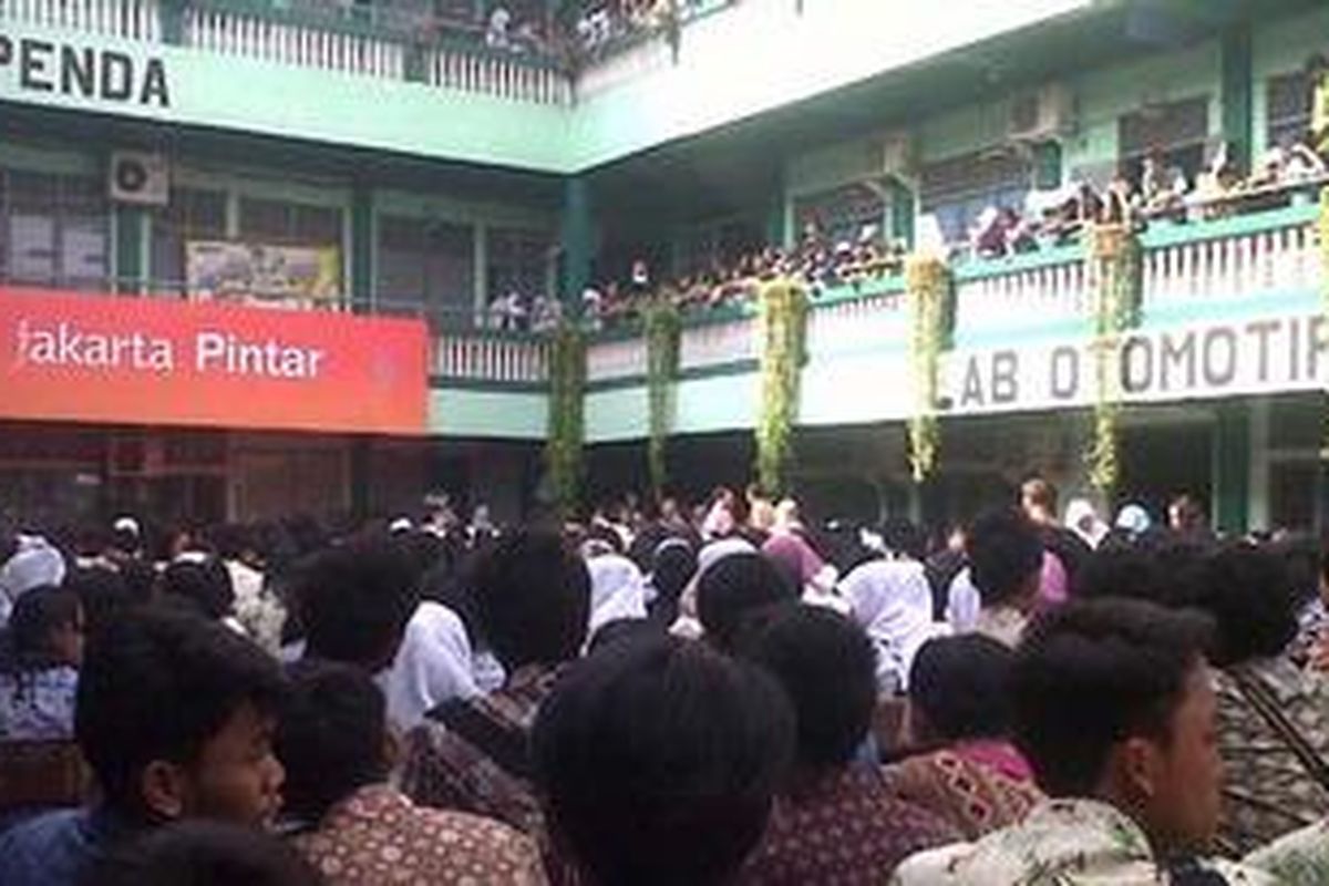 Ribuan siswa penerima Kartu Jakarta Pintar (KJP) nampak memadati lokasi pembagian kartu di SMA Yappenda, Tanjung Priok, Jakarta Utara, Sabtu (1/12/2012).