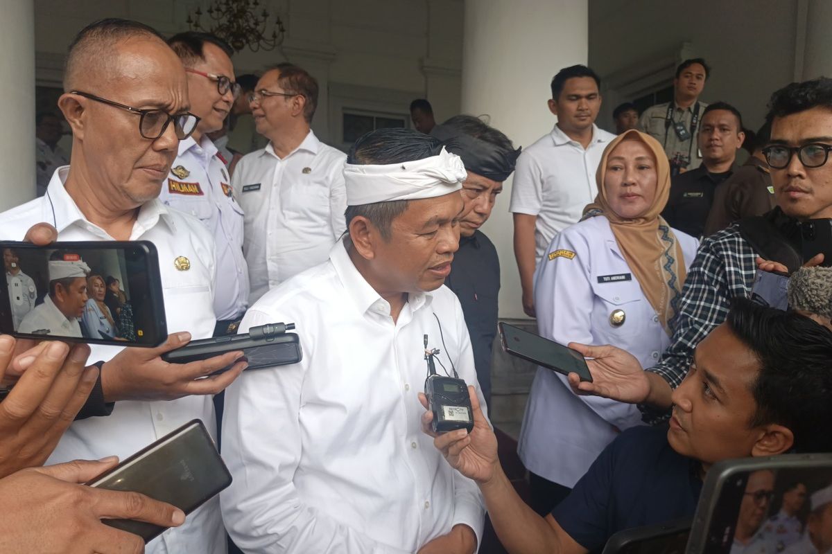 Gubernur Jabar, Dedi Mulyadi saat diwawancarai oleh awak media di Gedung Pakuan, Kota Bandung, Selasa (15/4/2025).