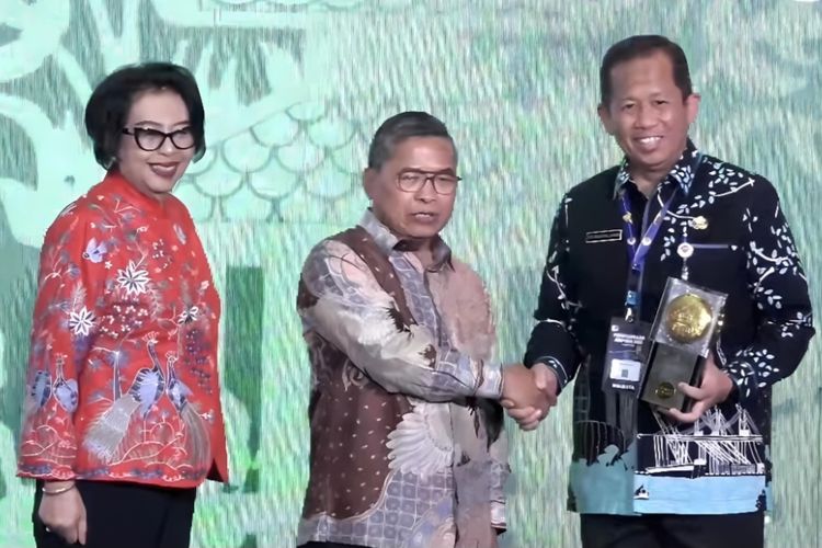 Walikota Jakut menerima piala Adipura di di Gedung Manggala Wanabakti, Kementerian Lingkungan Hidup dan Kehutanan RI, Selasa (5/3).