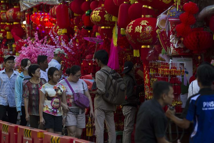 Menjelang perayaan tahun baru China (Imlek) 2571, Pedagang pernak-pernik Imlek mulai memadati kawasan Pecinan Glodok, Jakarta Barat, Selasa (14/1/2020). Berbagai macam dagangan seperti lampion, pakaian, bunga hiasan, dan angpau dijual dengan variasi harga yang berbeda.