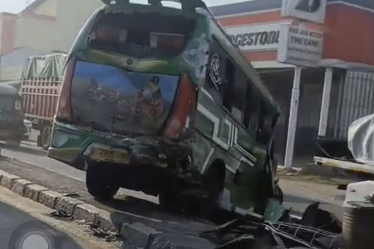 Kondisi salah satu mobil Elf yang terlibat kecelakaan beruntun di Jalur Pantura Indramayu, tepatnya di depan Mako Polsek Patrol, Senin (13/10/2025) pagi.