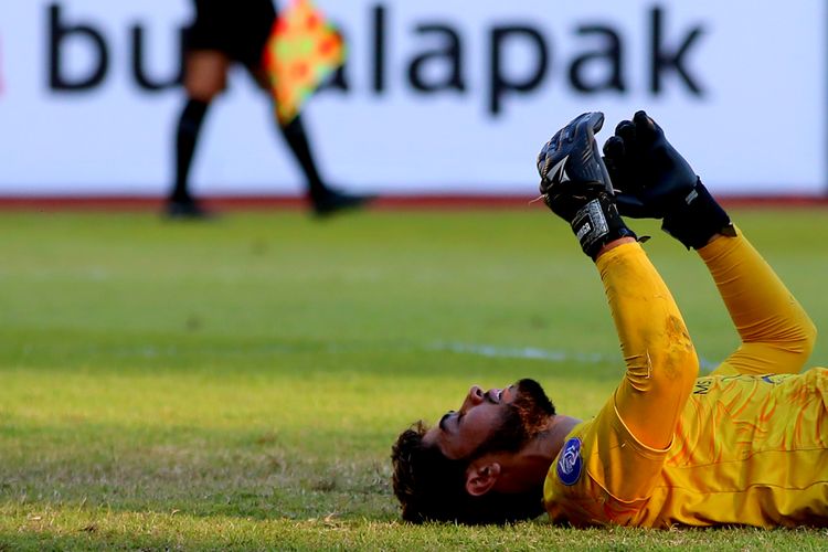 Penjaga gawang Arema FC Adilson Maringa kesakitan seusai dilanggar pemain Pemain Persita Tangerang sebelum pertandingan pekan ke-15 Liga 1 2022-2023 yang berakhir dengan skor 2-0 di Stadion Manahan Solo, Sabtu (17/12/2022) sore.