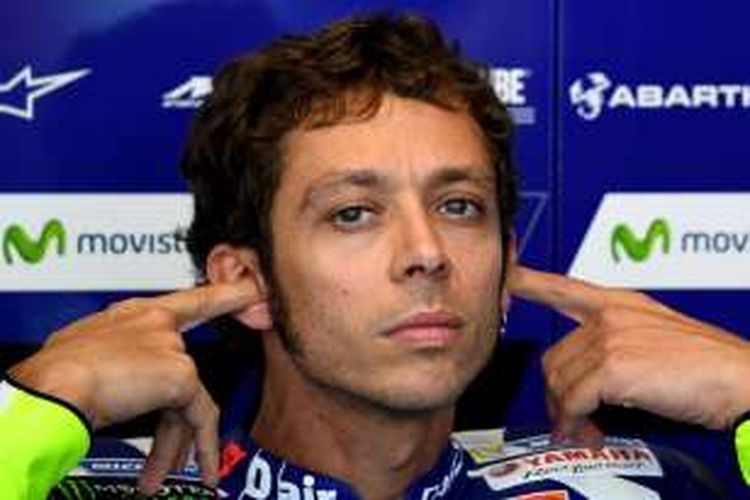 Pebalap Movistar Yamaha asal Italia, Valentino Rossi, bersiap saat akan menjalani sesi latihan bebas pertama GP San Marino di Sirkuit Misano, Jumat (9/9/2016).