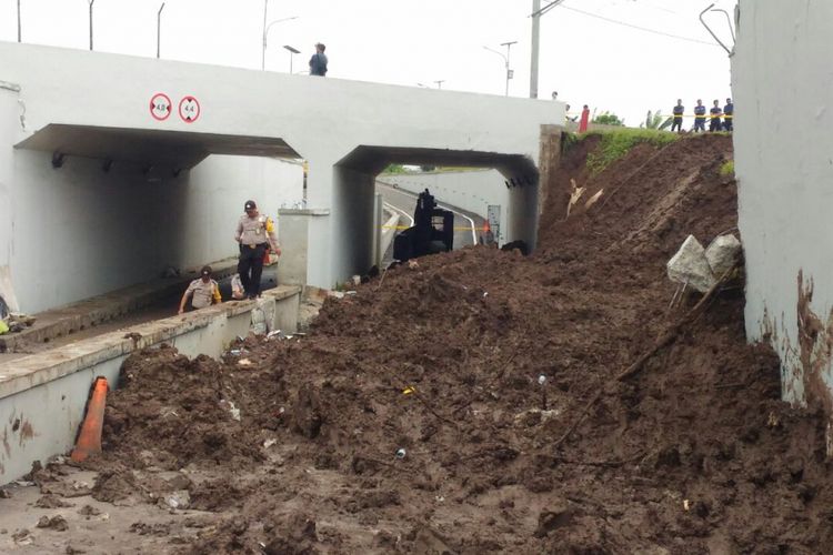 Retakan yang muncul di sisi kiri Jalan Perimeter Selatan. Belum diketahui penyebab retaknya bagian dinding tersebut, Tangerang, Selasa (6/2/2018).