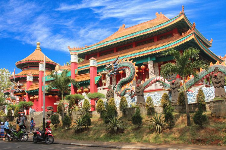 Kelenteng Kong Miao adalah rumah ibadah umat agaman khonghucu yang ada di TMII. 