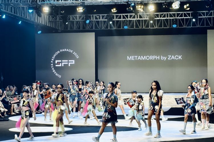 Sejumlah model memamerkan karya Zakharia Wahyudi, desainer yang fokus pada Kids and Teens di balik label Metamorph by Zack memulai berkarir di dunia fashion dari balik counter sebuah departemen store di Kota Malang, Jawa Timur.