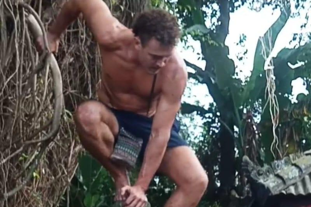 WN Australia nekat memanjat pohon beringin yang disakralkan warga di pura di Desa Abiantuwung, Kecamatan Kediri, Kabupaten Tabanan, Bali.