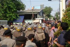 Ratusan Polri Bertameng Jaga Pintu Masuk DPP Partai Golkar