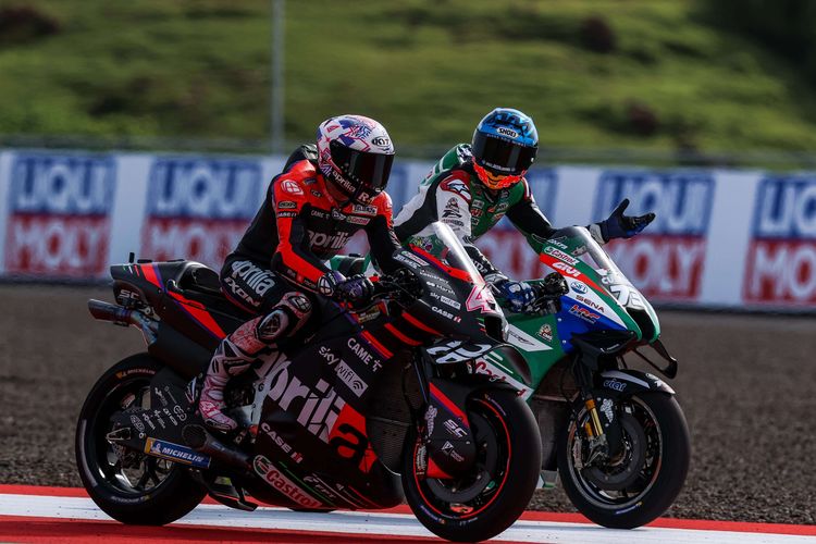 Pebalap memacu sepeda motornya saat sesi latihan bebas 2 MotoGP seri Pertamina Grand Prix of Indonesia 2022 di Pertamina Mandalika International Street Circuit, Lombok Tengah, NTB, Jumat (18/3/2022). Quartararo dan Morbidelli menempati posisi dua teratas dalam hasil gabungan latihan bebas alias free practice (FP) 1 dan 2 MotoGP Mandalika.