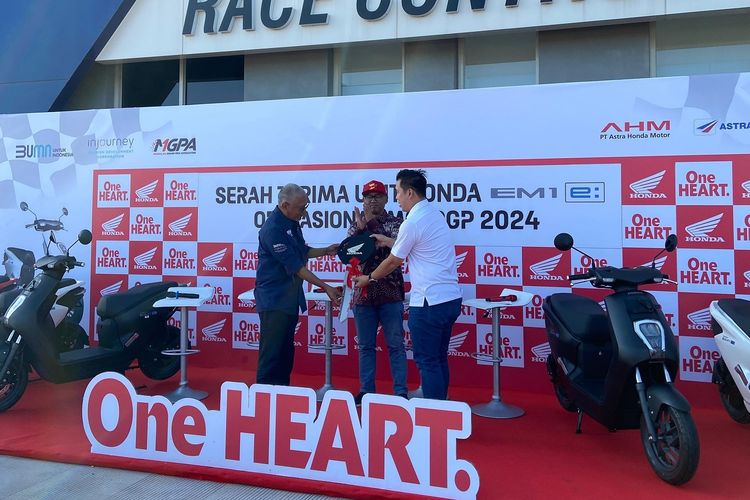 Sepeda motor listrik Honda EM1 e: mencetak sejarah sebagai sepeda motor listrik resmi pertama yang mendukung ajang balap bergengsi dunia MotoGP.