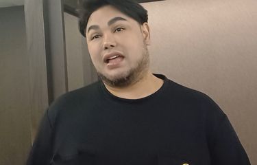 Presenter sekaligus desainer busana Ivan Gunawan ditemui di daerah Thamrin, Jakarta Pusat, Selasa (22/4/2025).