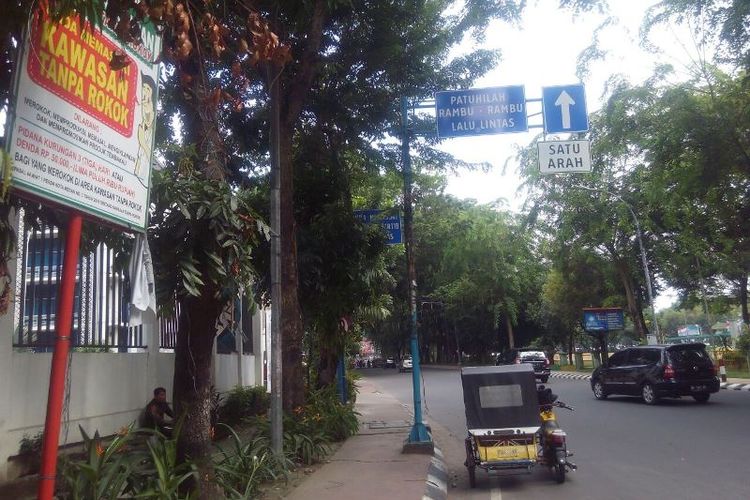 Plang KTR yang berada di depan kantor DPRD Kota Medan dan kantor wali kota Medan. Kondisinya tertutup rimbun daun dan tidak terlalu terlihat bagi orang yang melintas di depannya.