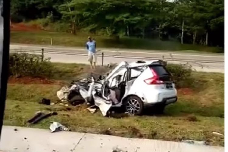 Mobil Suzuki XL7 tabrak truk kontainer di ruas Jalan Tol Cipali Kilometer 91, wilayah Desa Caracas, Kecamatan Kalijati, Kabupaten Subang, Jawa Barat, Selasa (11/10/2022). Satu penumpang tewas.