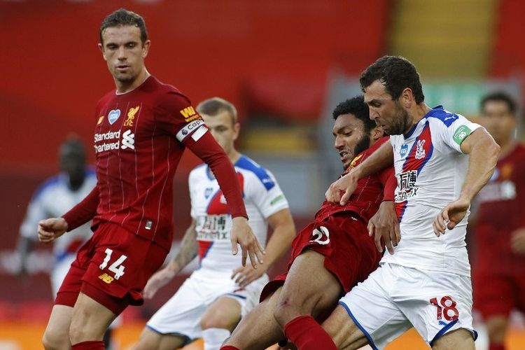 James McArthur (kanan) berduel dengan Joe Gomez (tengah) dan Jordan Henderson (kiri) pada laga Liverpool vs Crystal Palace di Stadion Anfield dalam lanjutan pekan ke-31 Premier League, kasta teratas Liga Inggris, Rabu (24 Juni 2020).