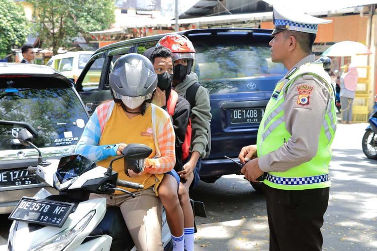 Petugas Satuan Lalu Lintas Polresta Pulau Ambon mendapati pengendara motor yang melanggar aturan lalu lintas saat menggelar operasi sebra Siwalima di salah stau ruas jalan di kota Ambon, Senin (3/10/2022)