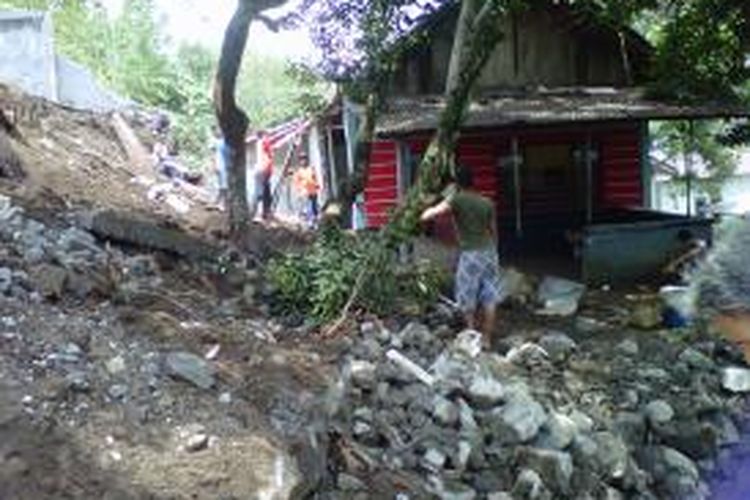 Rumah milik Muji Irianto (40) di Kampung Gelangan, Magelang Tengah, Kota Magelang tertimpa tanah longsor, Minggu (9/11/2014) petang.