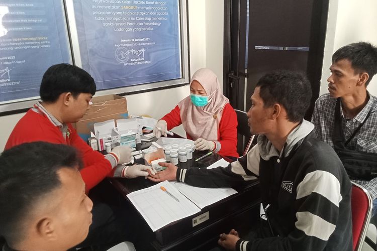 50 klien pemasyarakatan Bapas Kelas 1A Jakarta Barat menjalani pemeriksaan HIV/AIDS dan penyakit menular seksual (PMS) dalam acara Cek Kesehatan Gratis, Rabu (29/10/2025)