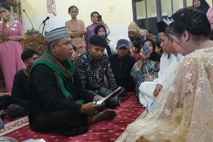 Suasana Acara Ijab Kabul, Tahanan Narkoba saat Menikah di Masjid Muhajirin Mapolres Pelabuhan Makassar, Sulawesi Selatan (Sulsel) Rabu (31/5/2023). 