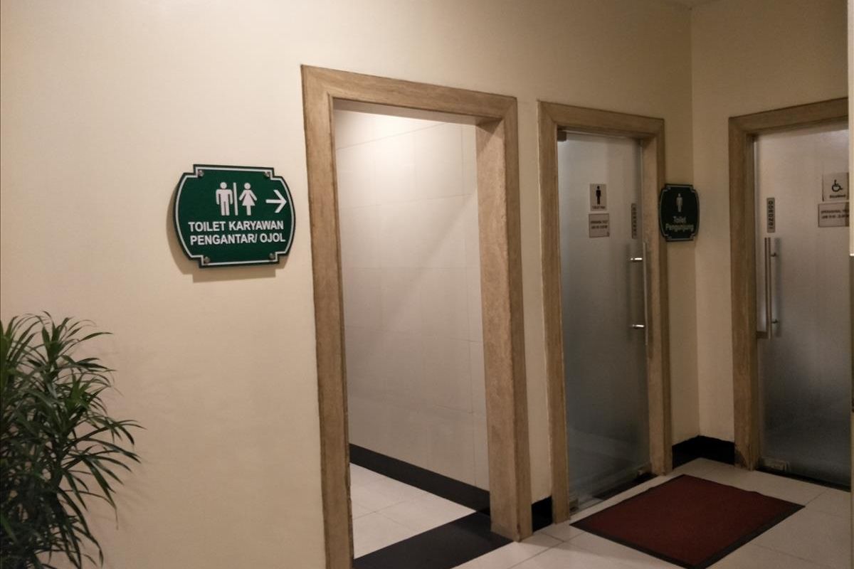 Puri Indah Mall memisahkan toilet pengemudi ojek online dengan toilet pengunjung