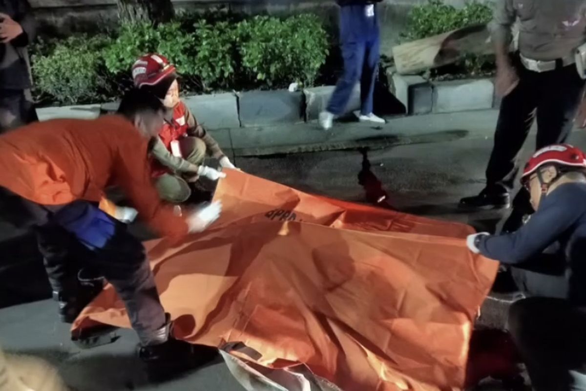 Proses evakuasi jenazah korban usai tabrak truk di Surabaya, Selasa (5/12/2023).