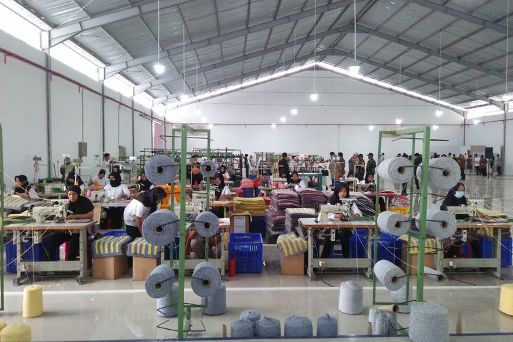 PT Klinko Karya Imaji Tbk (KLIN) meresmikan pabrik baru di atas lahan seluas 4.000 meter persegi yang berada di wilayah Kecamatan Driyorejo, Gresik, Jawa Timur, Kamis (15/12/2022).