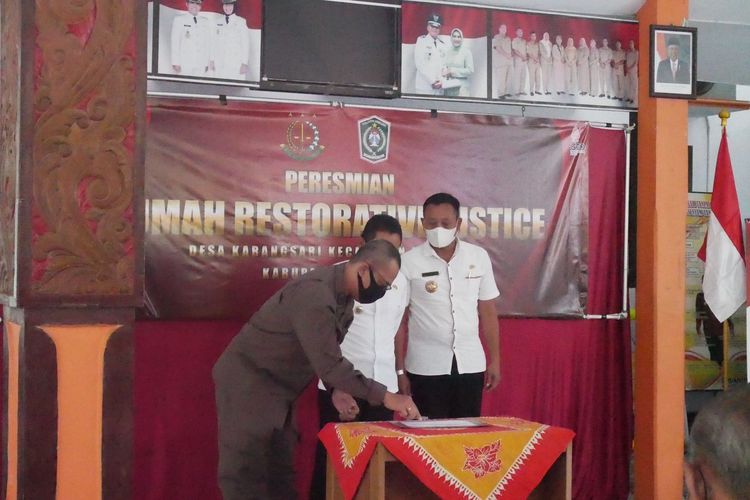 Bupati Lumajang resmikan rumah restorative justice di Desa Karangsari, Kecamatan Sukodono, Kabupaten Lumajang, Rabu (23/3/2022)