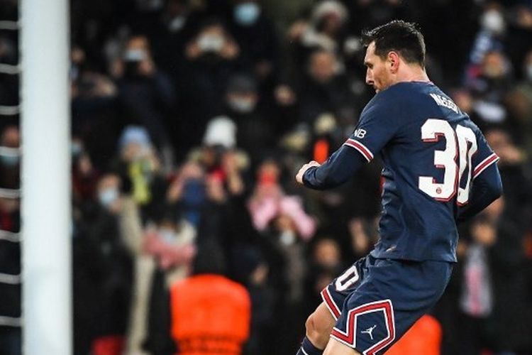 Selebrasi bintang Paris Saint-Germain, Lionel Messi, seusai mencetak gol ke gawang Club Brugge, Selasa (7/12/2021).