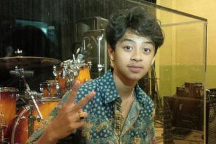 Vokalis Bastian Bintang Simbolon atau Bastian Steel diabadikan di Studio Bepbop, Tebet, Jakarta Selatan, Jumat (2/10/2015).