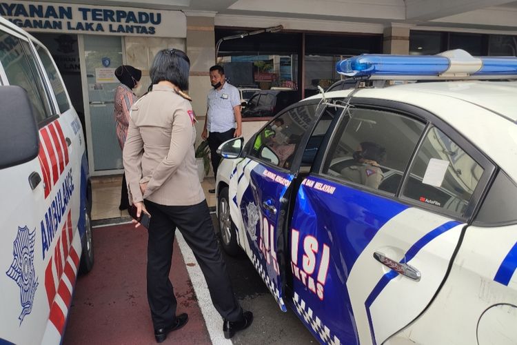 Mobil Satuan Polisi Patroli Jalan Raya (PJR) Ditlantas Polda Metro Jaya yang ditabrak oleh pengendara mobil berpelat RFH di Tol Pancoran, Jakarta Selatan, Jumat (5/8/2022) siang. 