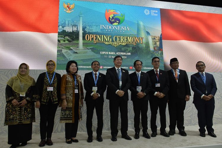 Utusan Khusus Presiden Republik Indonesia untuk kegiatan Konferensi Perubahan Iklim PBB ke-29 (COP29 UNFCCC), Hashim Djojohadikusumo (tengah), Menteri Lingkungan Hidup, Hanif Faisol Nurofiq (keempat dari kanan), Menteri Kehutanan, Raja Juli Antoni (keempat dari kiri), Utusan Khusus Presiden Bidang Perdagangan Internasional dan Kerja Sama Multilateral, Mari Elka Pangestu (ketiga dari kiri), Direktur Jenderal Pengendalian Perubahan Iklim Kementerian Lingkungan Hidup, Laksmi Dhewanthi (kiri), Direktur Jenderal Energi Baru Terbarukan dan Konservasi Energi Kementerian ESDM, Eniya Listiani Dewi (kedua dari kiri), Direktur Jenderal Kerjasama Multilateral Kementerian Luar Negeri, Tri Tharyat (kanan), Komisaris Utama PLN, Burhanuddin Abdullah (kedua dari kanan) dan Penanggung Jawab Paviliun Indonesia Agus Justianto (ketiga dari kanan) ketika menghadiri pembukaan Paviliun Indonesia dalam Conference of the Parties (COP) ke-29 yang digelar di Baku, Azerbaijan, pada 11 November 2024.
