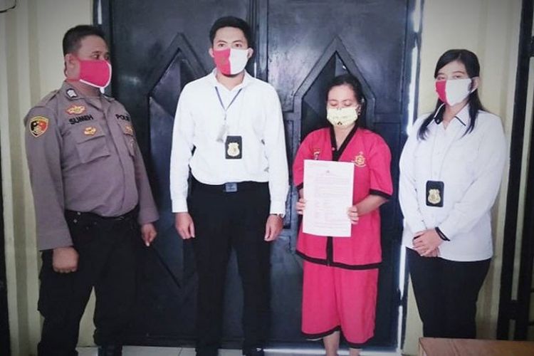 Tersangka penggelapan uang kuliah mahasiswa Fakultas Hukum UPR berinisial ADM ditahan oleh penyidik Polda Kalteng di Palangka Raya, Selasa (9/6/2020).