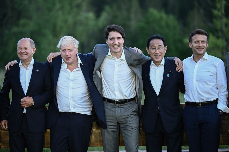 Kiri ke kanan: Kanselir Jerman Olaf Scholz, Perdana Menteri Inggris Boris Johnson, Perdana Menteri Kanada Justin Trudeau, Perdana Menteri Jepang Fumio Kishida, dan Presiden Perancis Emmanuel Macron. Mereka berfoto bersama setelah makan malam dalam rangkaian acara KTT G7 di Elmau Castle, Jerman selatan, 26 Juni 2022.