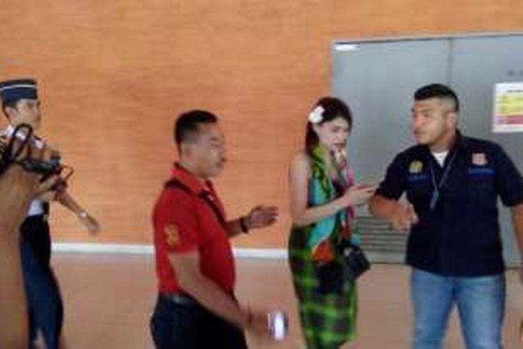 DJ Katty Butterfly saat diamankan di Bandara I Gusti Ngurah Rai Bali, Minggu (30/10/2016)