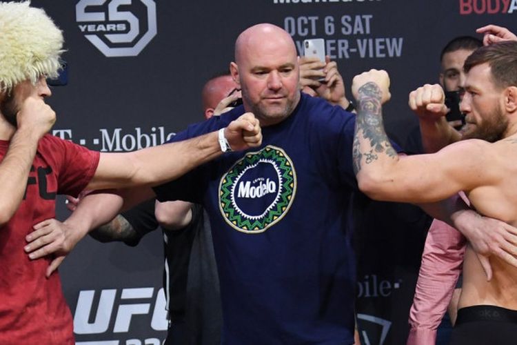 Dana White (Presiden UFC) saat menengahi Khabib Nurmagomedov (kiri) dan Conor McGregor dalam sesi timbang badan UFC 229 yang digelar pada Jumat (5/10/2018) sore waktu Amerika Serikat.
