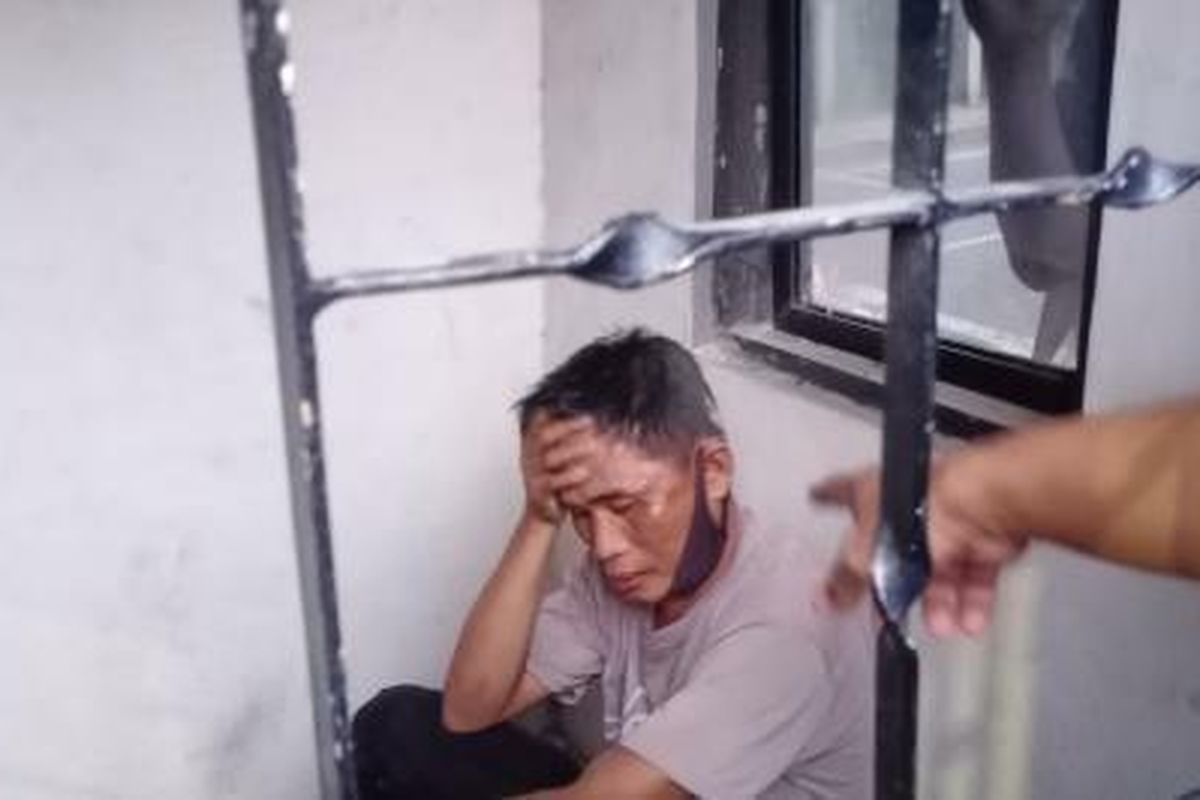 Seorang pria diduga maling sedang diintrogasi warga di dekat Lapangan Sangego, Jalan Pintu Air No 10, Kecamatan Ciledug, Kota Tangerang, Banten, Minggu (17/01/2021) sekitar pukul 17.30 WIB. (istimewa)
