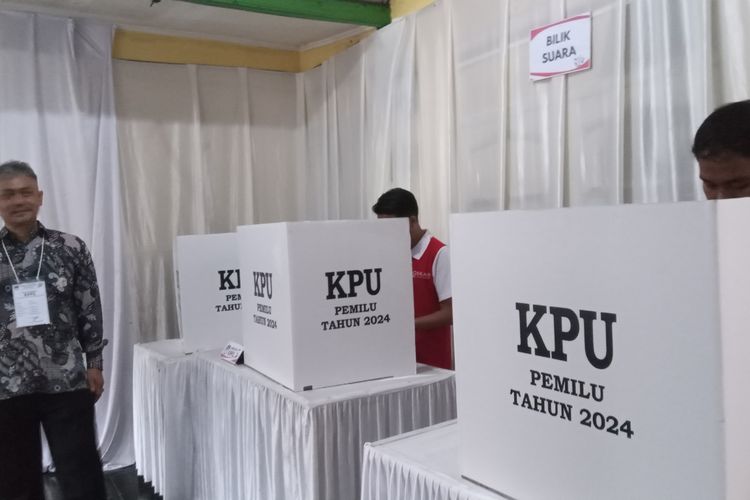 Kegiatan pencoblosan surat suara Pemilu 2024 di salah satu TPS di Kabupaten Cianjur, Jawa Barat, Rabu (14/2/2024)