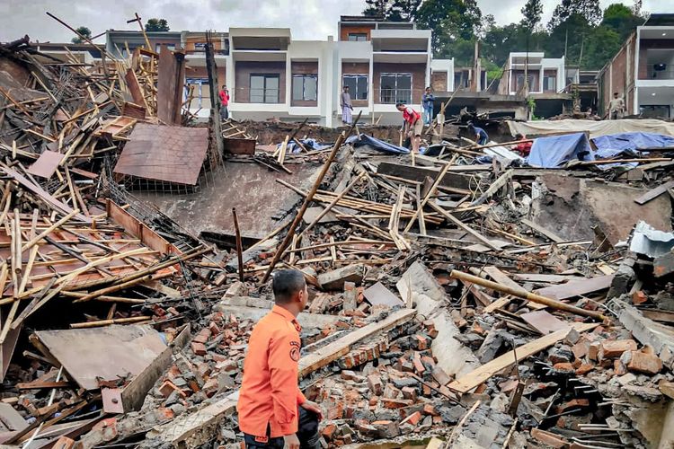 Dihantam longsor, rumah mewah di Bandung Utara hancur. 