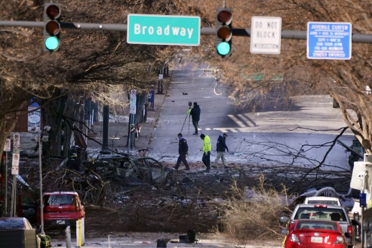 Penyelidik tengah memerhatikan puing-puing pada Sabtu, 26 Deember 2020 di Nashville, Tennessee, Amerika Serikat (AS), menyusul ledakan yang terjadi di pusat kota pada pagi Natal yang menghancurkan kaca jendela, merusak bangunan, dan melukai sejumlah orang. Pihak berwajib yakin ledakan itu disengaja.