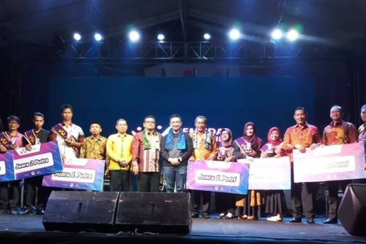 Selesai sudah rangkaian panjang Pemuda Inspiratif kegiatan yang digelar di 16 kota, 8 provinsi ini berakhir meriah pada acara grand final yang dihelat di pendopo Kabupaten Serang.
