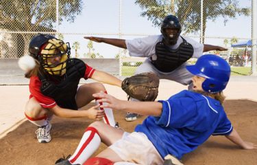 Ilustrasi mencetak gol permainan softball