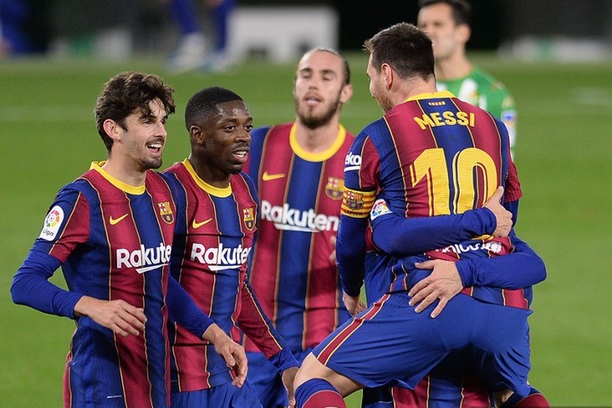 Para pemain Barcelona merayakan gol keduanya selama pertandingan sepak bola liga Spanyol antara Real Betis melawan FC Barcelona di stadion Benito Villamarin di Seville pada 7 Februari 2021.