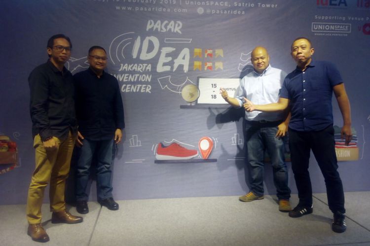 Ketua Umum Asosiation e-Commerce Indonesia (idEA), Ignatius Untung S (kedua kanan) berfoto bersama usia memberi keterangan pelaksanaan pameran Pasar idEA 2019 di Jakarta, Selasa (19/2/2019).