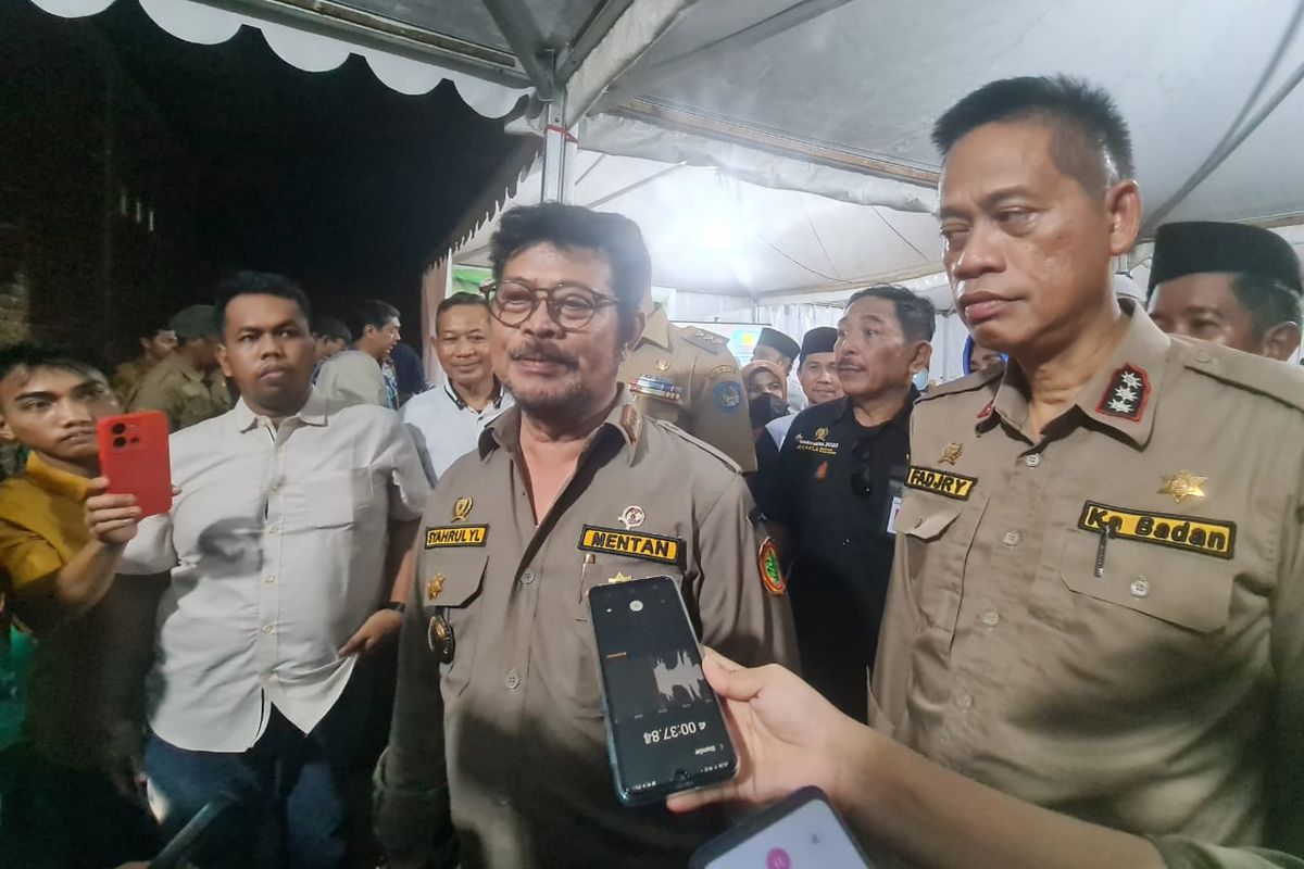 Menteri Pertanian Syahrul Yasin Limpo (Mentan SYL) usai menggelar pertemuan dengan penyuluh pertanian di Kabupaten Gowa, Sulawesi Selatan, Selasa (18/4/2023).
